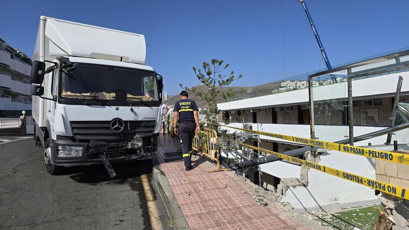Así impactó un camión contra un complejo de apartamentos en Puerto Rico (Mogán)