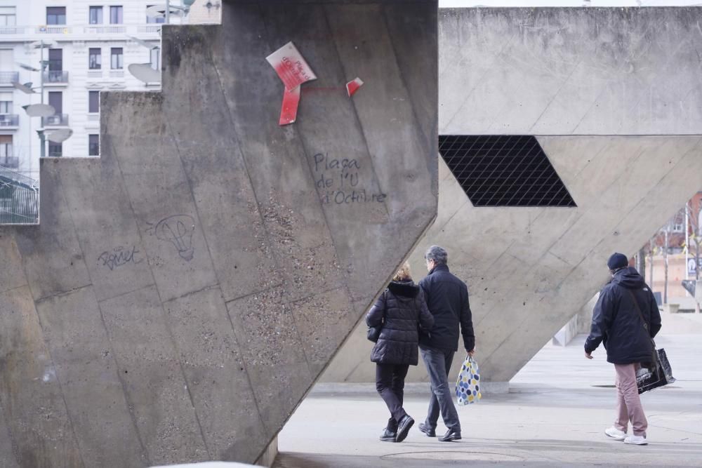 Destrossen les plaques de la plaça de U d'octubre