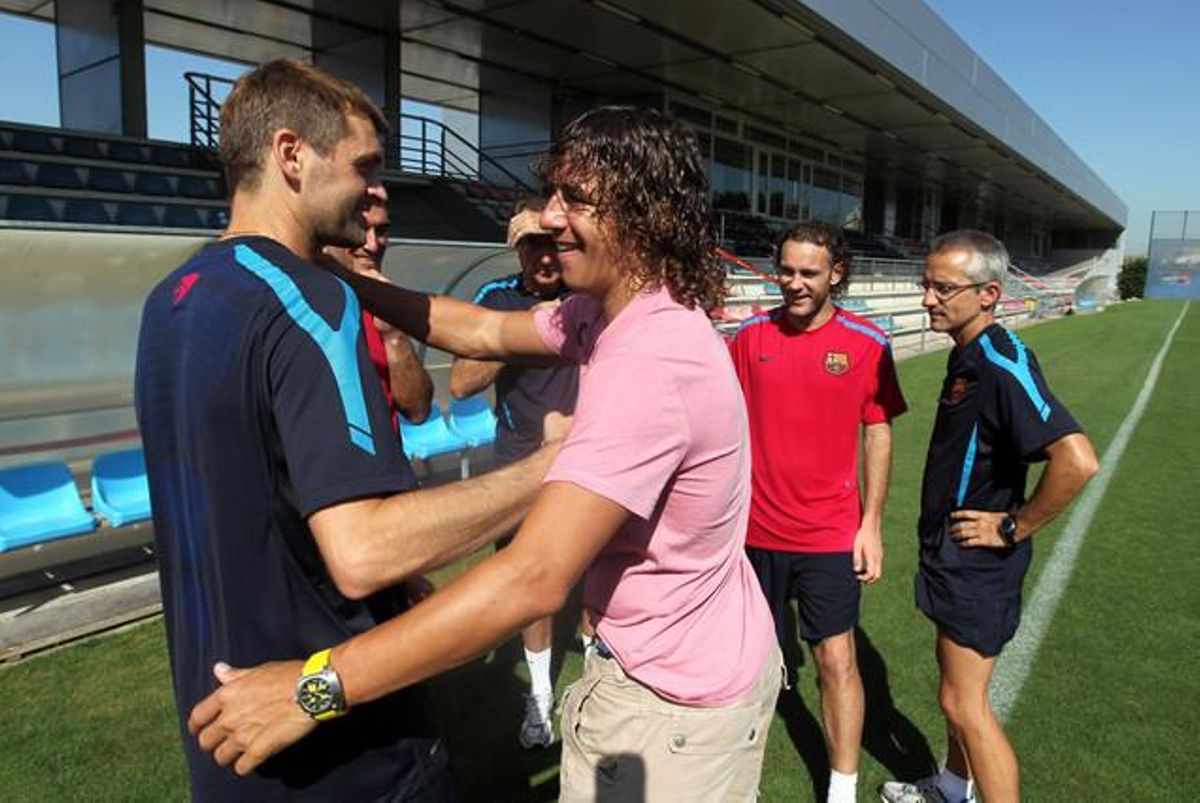 Carles Puyol se abraza con Tito Vilanova tras disputar la Copa del Mundo de Sudáfrica.