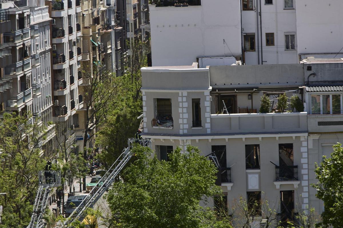 Un bombero trabaja en la vivienda del barrio Salamanca donde se ha registrado una explosión, a 6 de mayo de 2022, en Madrid (España). La deflagración, posiblemente de gas, ha ocurrido sobre las 13 horas en una vivienda en la calle General Pardiñas número