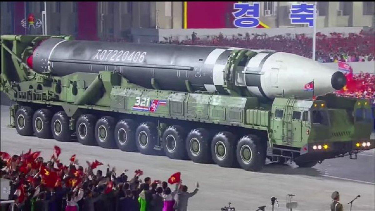 Corea del Norte realiza un desfile nuclear en medio de la noche