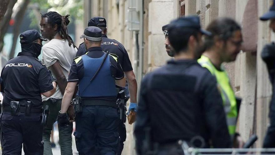 Varios policías, con uno de los detenidos.