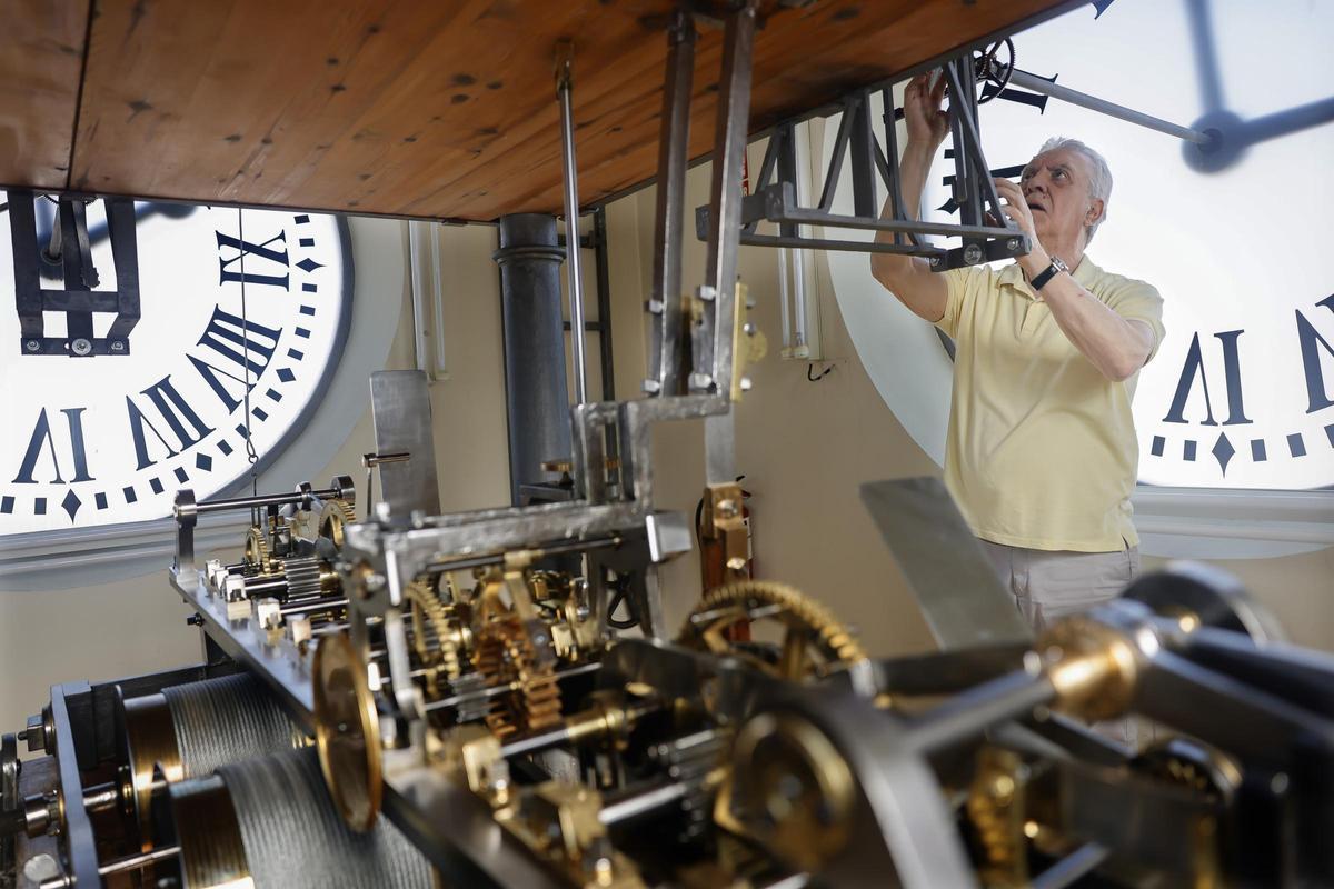 Trabajo interior del cambio de hora en el reloj de la Puerta del Sol