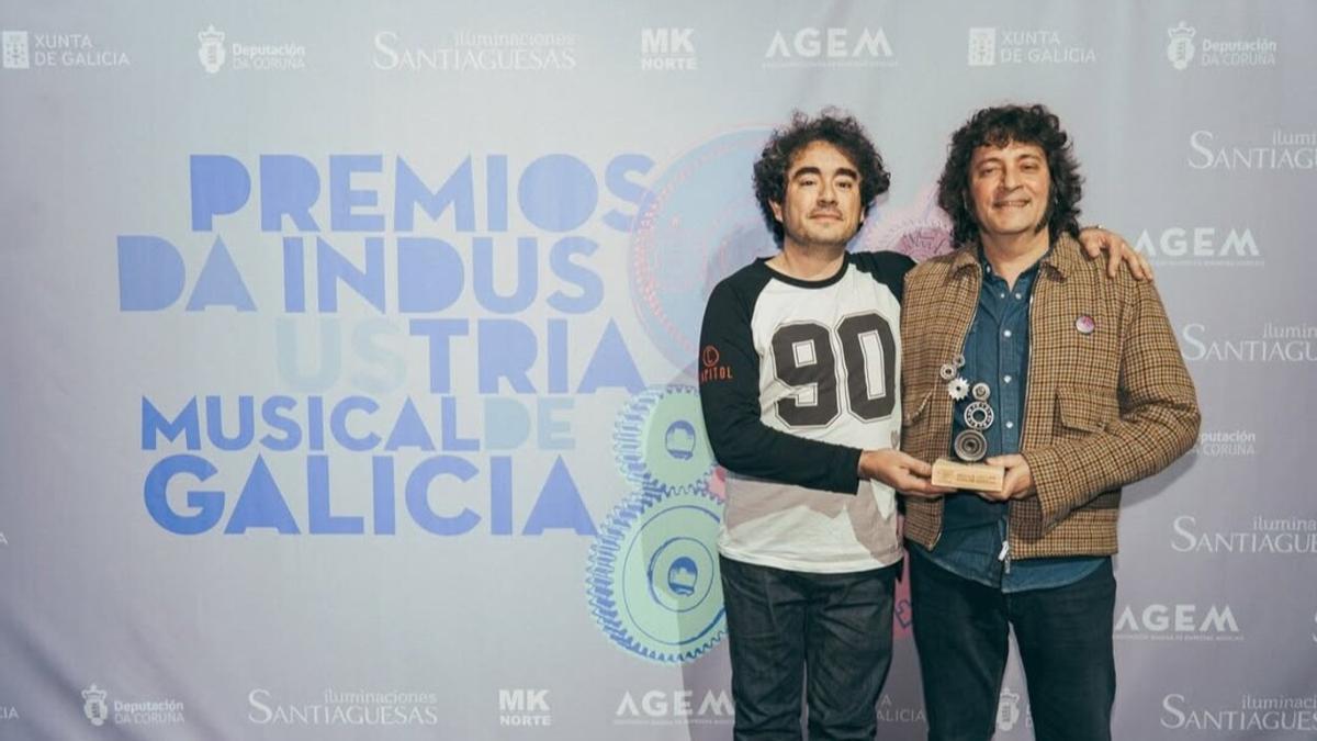 Los hermanos Fran y Andrés Villasenín, dos de los cuatro gerentes de la Sala Capitol, tras recibir el galardón de Mellor Espazo Musical de los I Premios da Industria Musical de Galicia