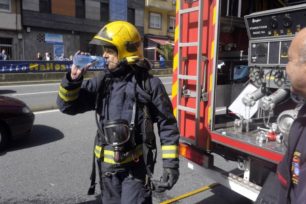 Los bomberos rescatan a un hombre en Os Mallos