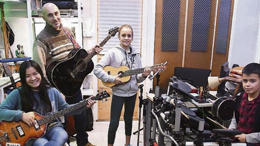 Yune, Noa y Mikel, ensayando con su profesor, Javier Pardiñas, en la Asociación Cidade Vella.