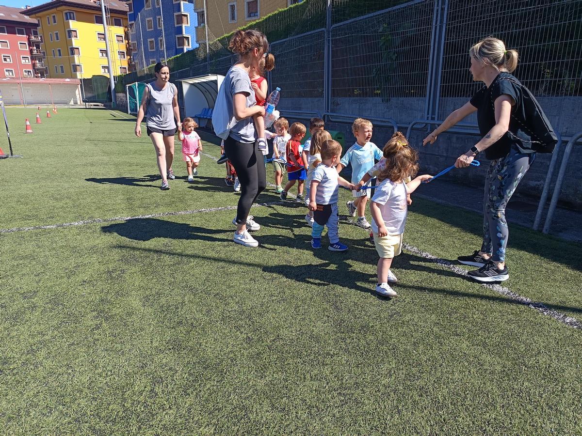 El XV Cross Escolar Infantil de Cangas de Onís reúne a 200 participantes
