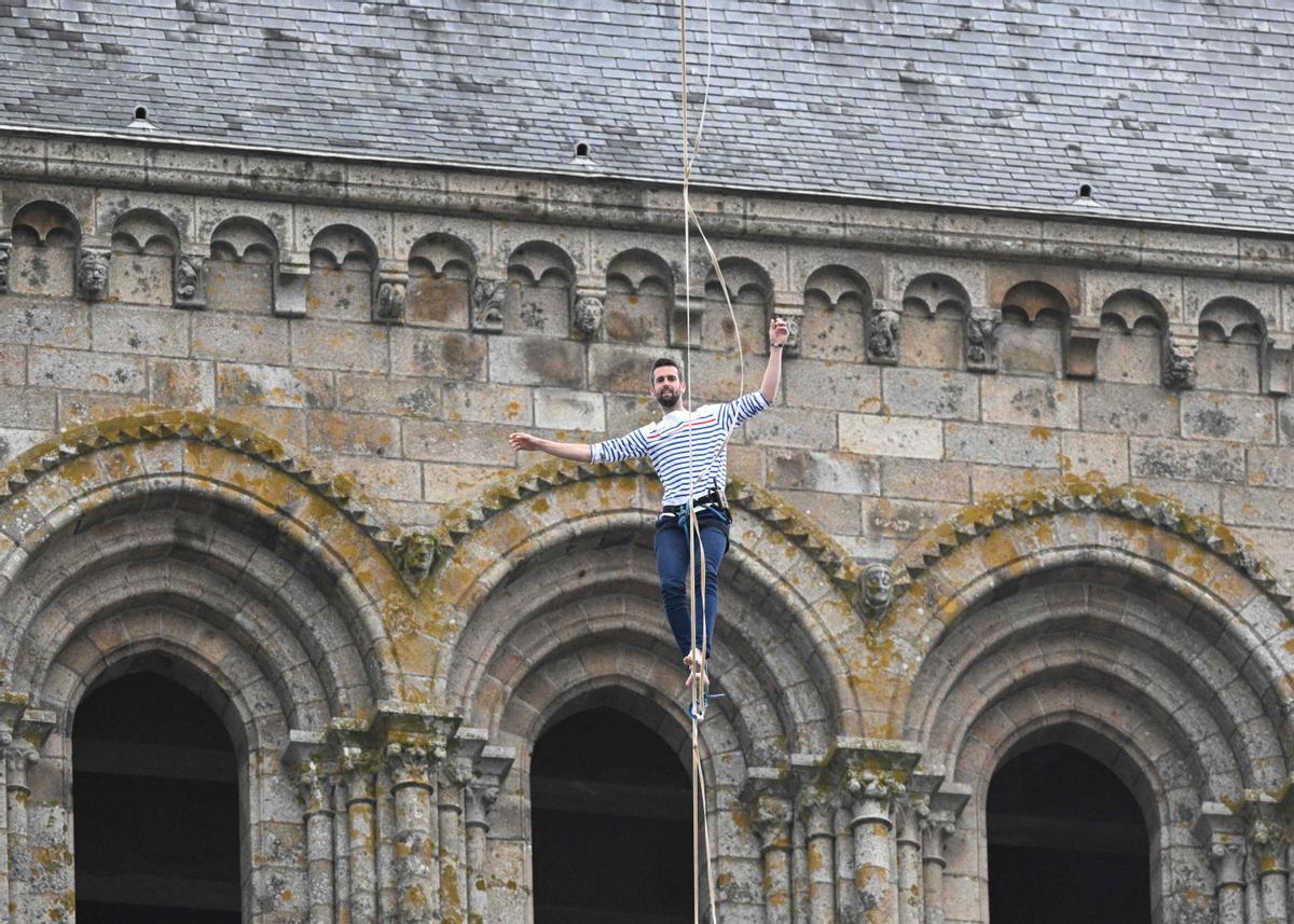 Nathan Paulin cerca de la abadía del Mont Saint-Michel.