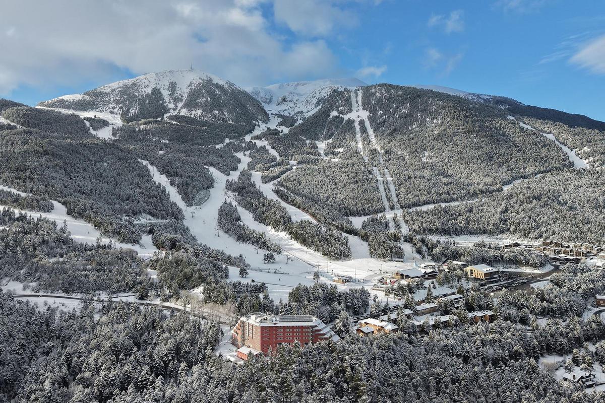 Les pistes d'esquí de la Masella nevades.