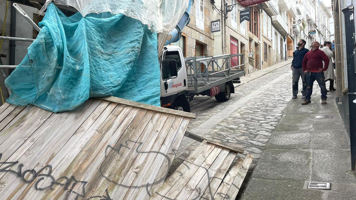 El camión, empotrado contra un andamio en el casco histórico de Betanzos