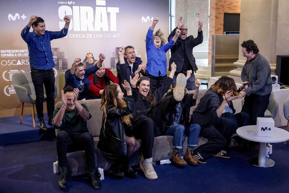 El equipo de Sîrat, con Óliver Laxe en el centro, celebra las nominaciones a los Óscar.