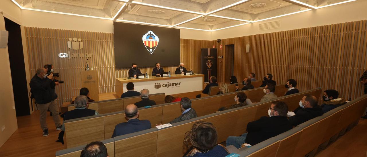 El Salón de Actos Cajamar acogió la presentación del emblema del centenario.