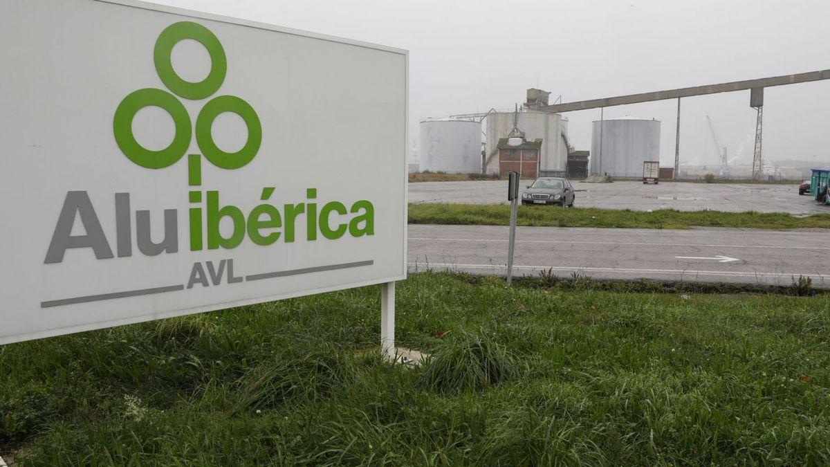 El cartel de la empresa Alu Ibérica en medio del prado de acceso a las instalaciones de San Balandrán.