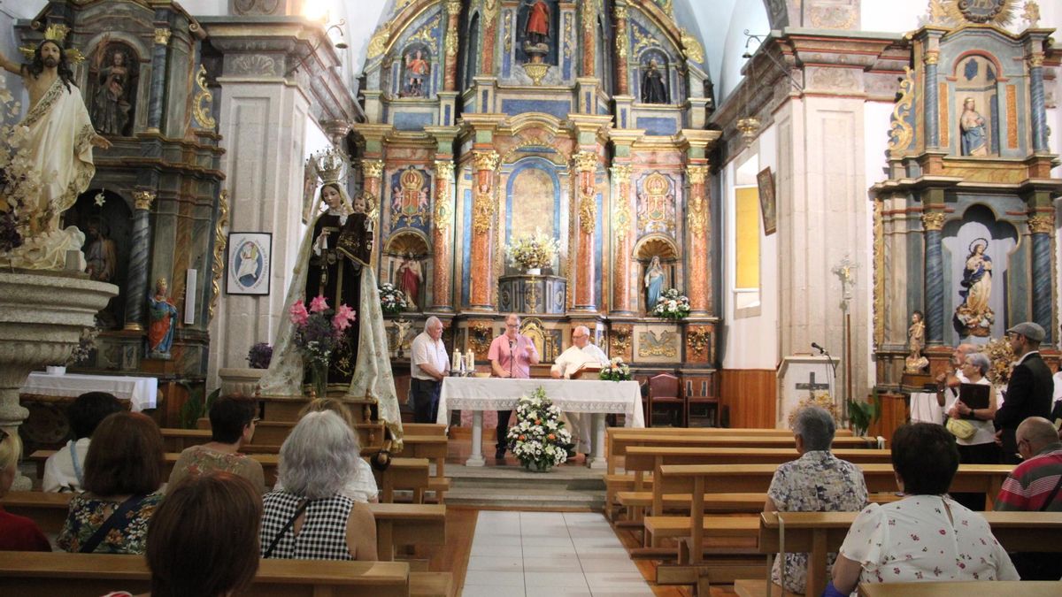 La imagen de la Virgen del Carmen, junto al altar mayor en la misa celebrada en Trefacio