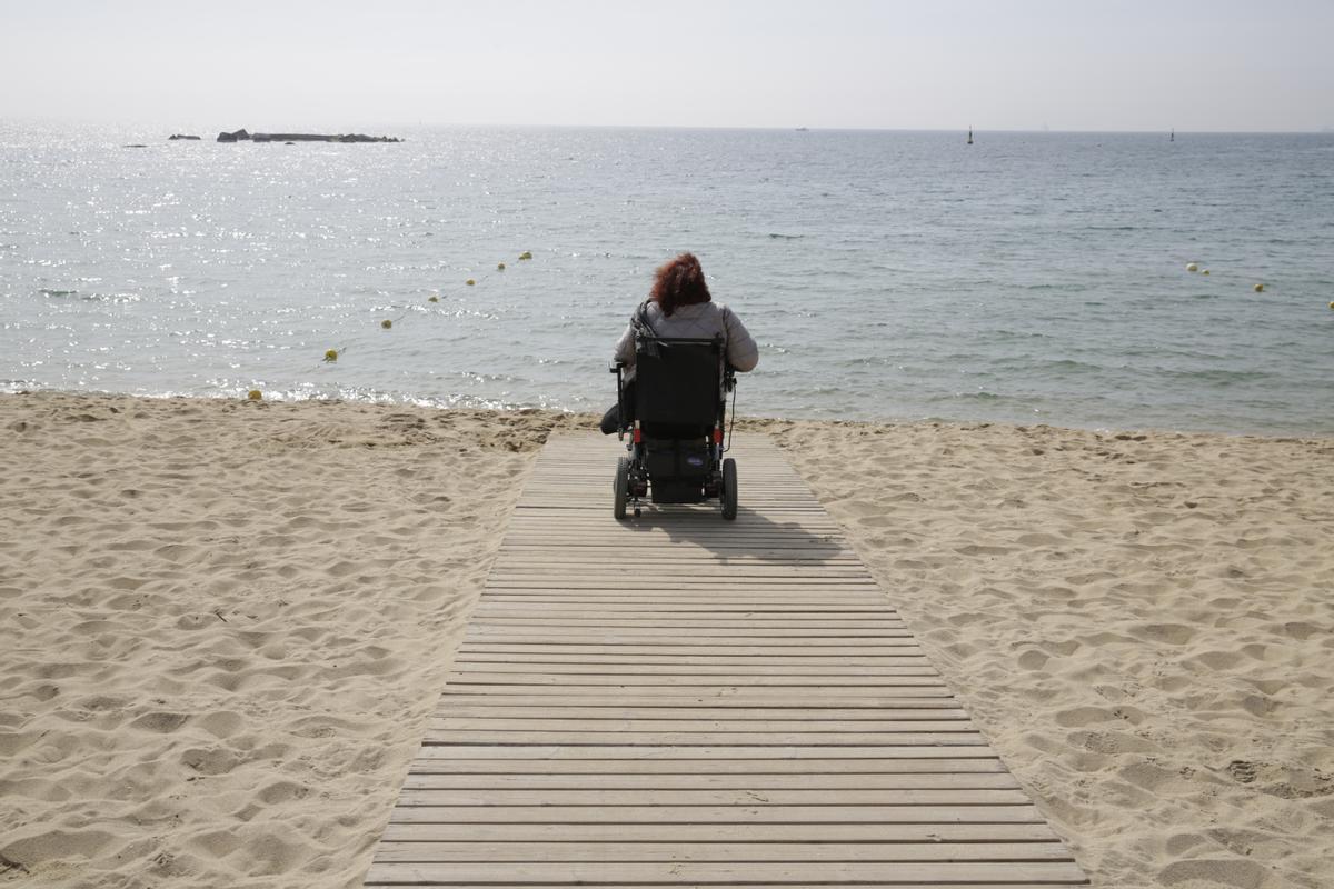 Personas con discapacidad que hacen uso del servicio de baño asistido en las playas de Barcelona