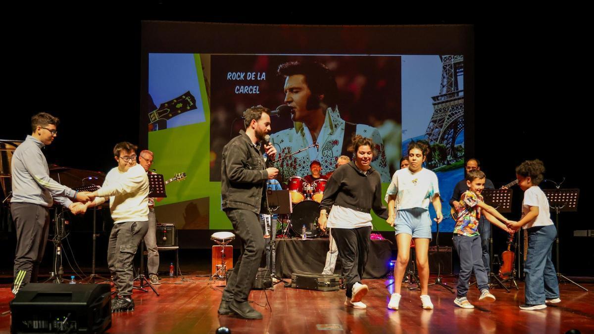 Un festival de los alumnos de la escuela en el Auditorio.