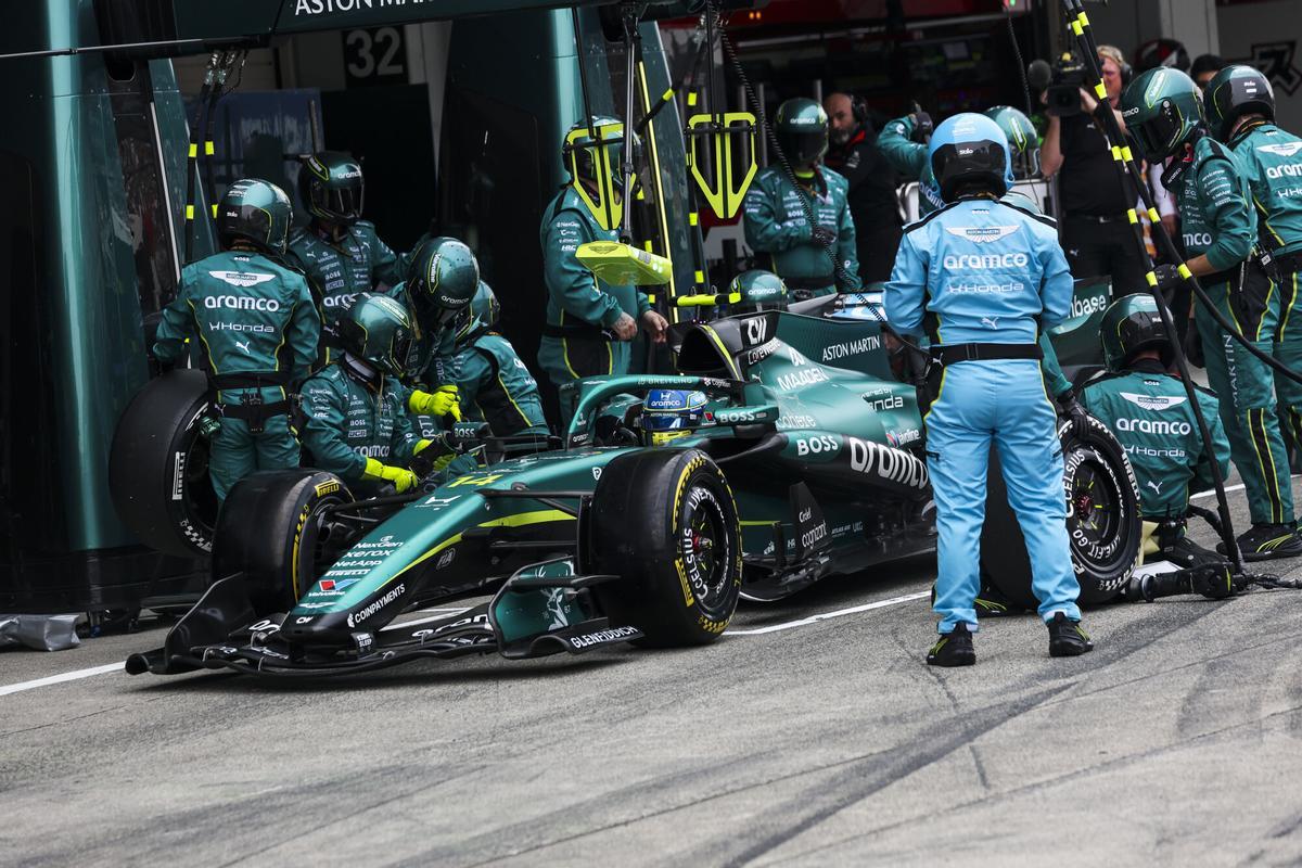 14 ALONSO Fernando (spa), Aston Martin F1 Team AMR26, action, pitlane, pitstop, mechanic, mecanicien, mechanics during the Formula 1 Japanese Grand Prix 2026, 3rd round of the 2026 Formula One World Championship from March 27 to 29, 2026 on the Suzuka Circuit, in Suzuka, Japan - Photo Florent Gooden / DPPI AFP7 29/03/2026 ONLY FOR USE IN SPAIN. DPPI / AFP7 / Europa Press;2026;f1;formula 1;FORMULE 1;Grand Prix;Japan;JAPON;Motorsport;Sport;SUZUKA;F1 - JAPANESE GRAND PRIX 2026