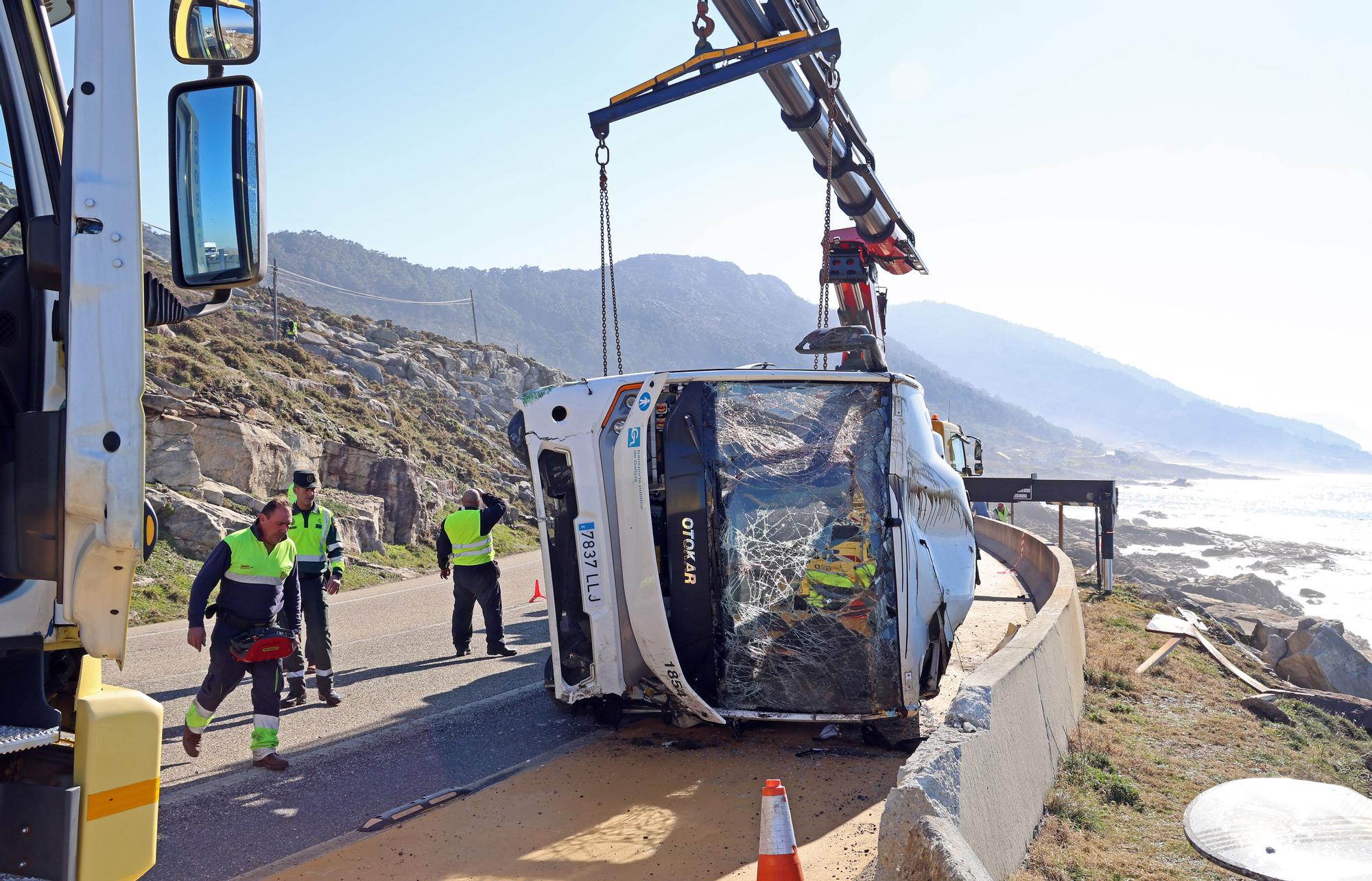 Un microbús vuelca sobre las rocas de cabo Silleiro