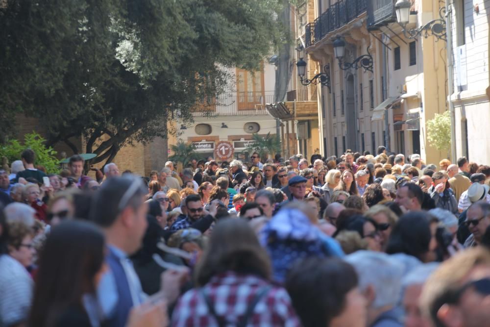 Miles de personas han acudido este lunes a visitar a la Virgen de los Desamparados