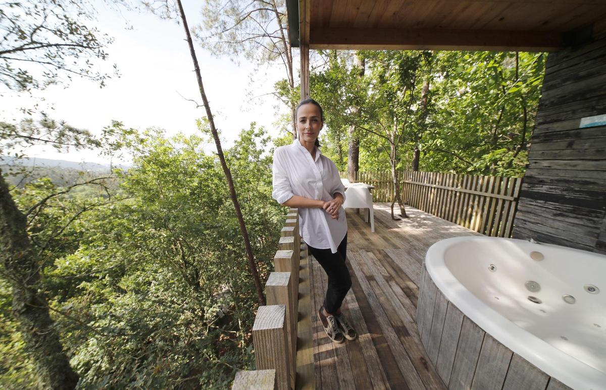 Renata Lema, la directora de las cabañas de Outes pioneras en Galicia.