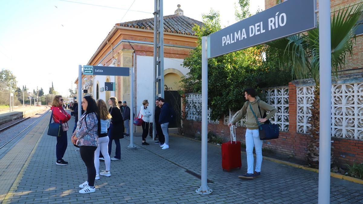 Los pasajeros esperan la llegada del ferrocarril en Palma del Río.