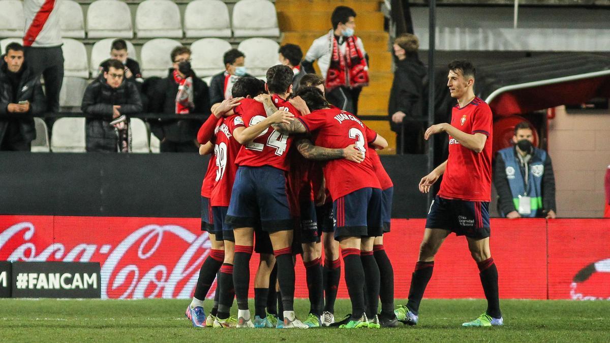 Los jugadores de Osasuna celebran un gol en Vallecas.