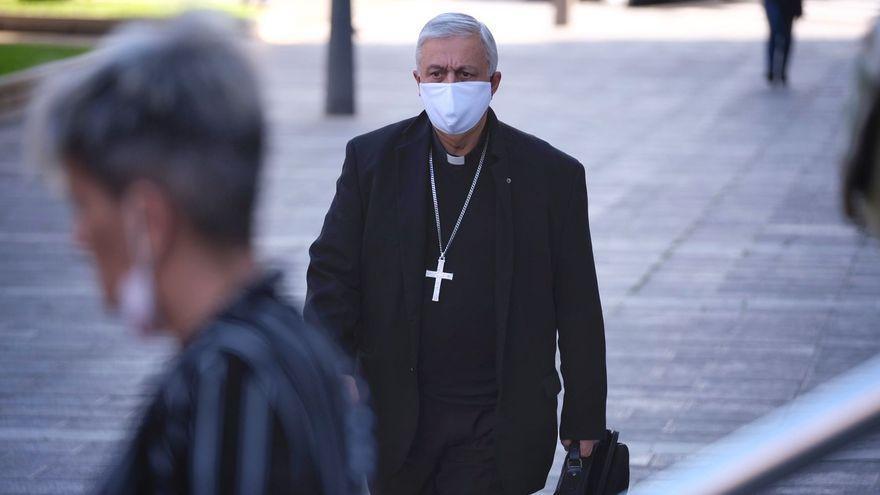 El obispo de Tenerife acude a declarar a la Fiscalía por sus manifestaciones sobre la homosexualidad.  / DOMINGO RAMOS