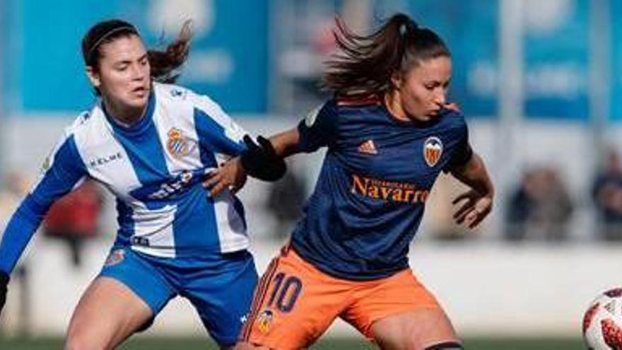Mari Paz, ayer, trata de controlar el balón ante una jugadora del Espanyol.