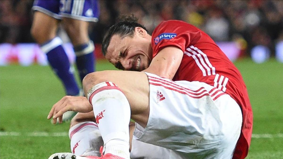 Ibrahimovic, a pesar del dolor, podía caminar en el vestuario después del partido