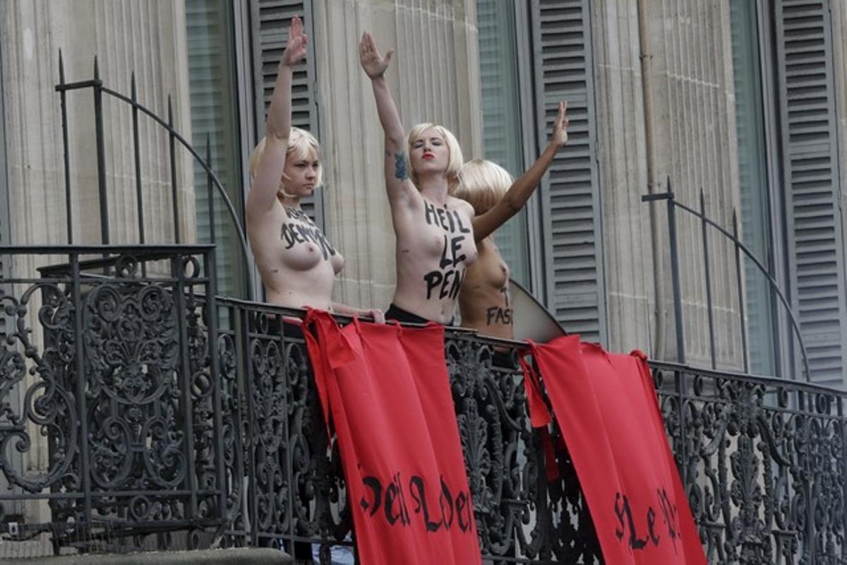 Activistes de Femen fan la salutació nazi davant el lloc on Marine Le Pen feia un discurs, aquest divendres a París.