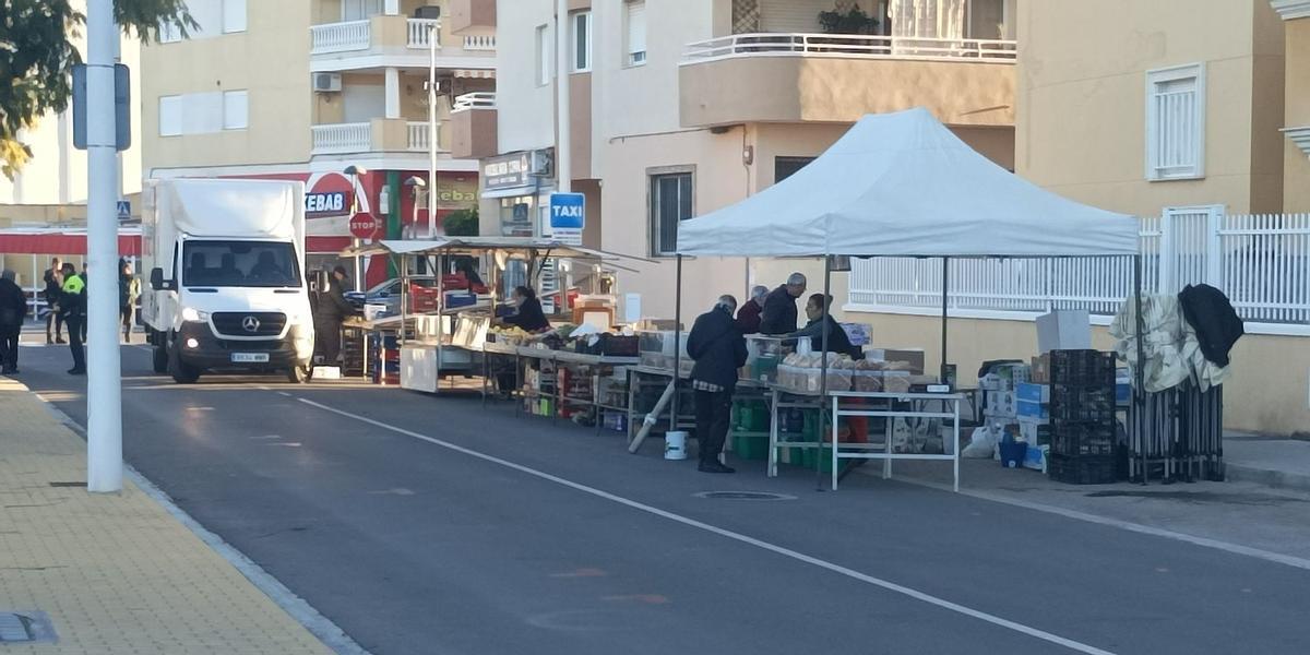 Esta era la desoladora imagen que presentaba ayer el mercado de la playa de Moncofa, con solo cinco puestos instalados.