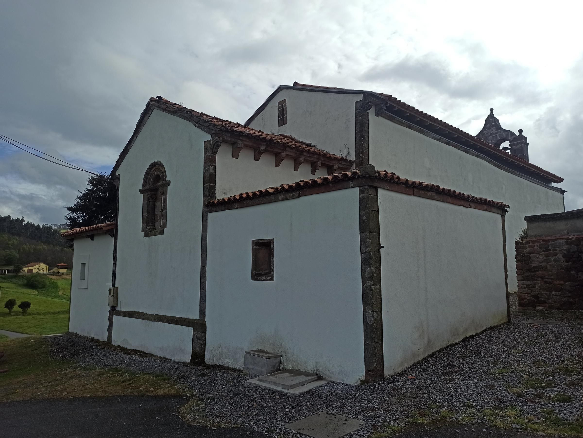 El templo románico de Santiago de Arlós se abre al público: "Tiene una iconografía muy variada"