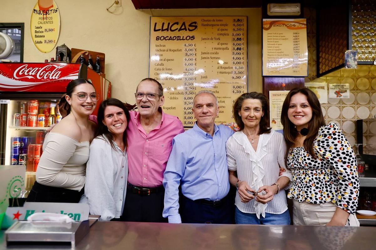 Rafael Lucas (tercero izquierda), junto a su familia en el bar.