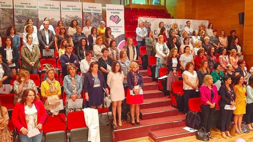 El Centro Cultural de Cerdedo en silencio, en señal de condolencia por el triple feminicidio.