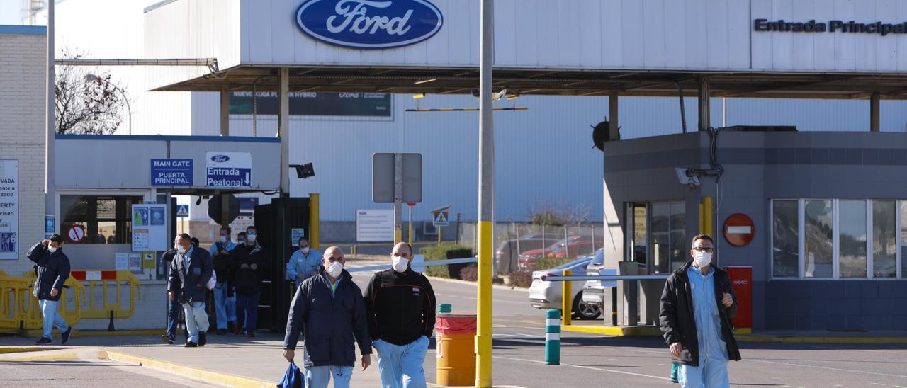 Empleados valencianos de Ford, a su salida de la factoría de Almussafes.