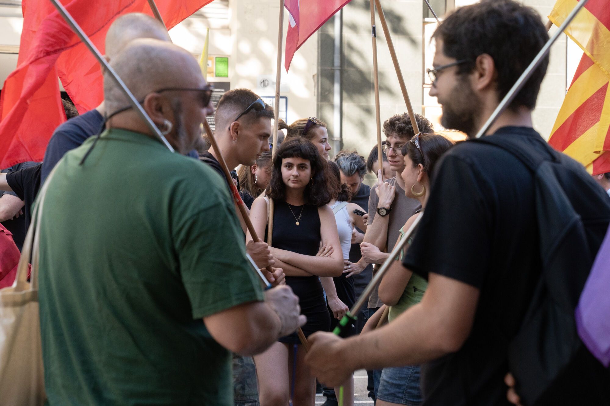Decenas de personas se concentran ante la sede del PP de Barcelona, a 29 de mayo de 2025, en Barcelona, Catalunya (España). La Intersindical Alternativa de Catalunya (IAC) ha convocado una concentración en apoyo a la huelga general convocada en el País Valencià para exigir responsabilidades políticas y penales por la gestión de la dana del 29 de octubre de 2024. La protesta, que coincide con movilizaciones y paros laborales en Valencia y otras ciudades, denuncia la actuación de Mazón ante la catástrofe, y reclama justicia para las víctimas y mejoras en la protección de los derechos laborales y los servicios públicos. 29 MAYO 2025;MANIFESTACIÓN;CONCENTRACIÓN;VALENCIA;APOYO A HUELGA GENERAL;DANA; David Zorrakino / Europa Press 29/05/2025. David Zorrakino;category_code_new;