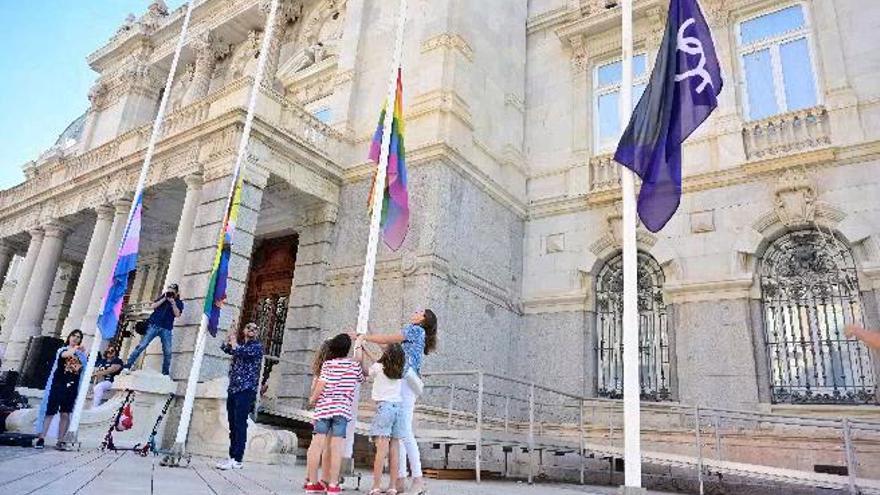 Izado de la bandera LGTBI en el Palacio Consistorial hace unos días.