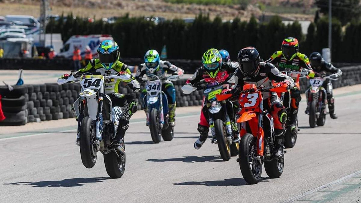 Pilotos en una de las carreras de Supermoto en Albaida