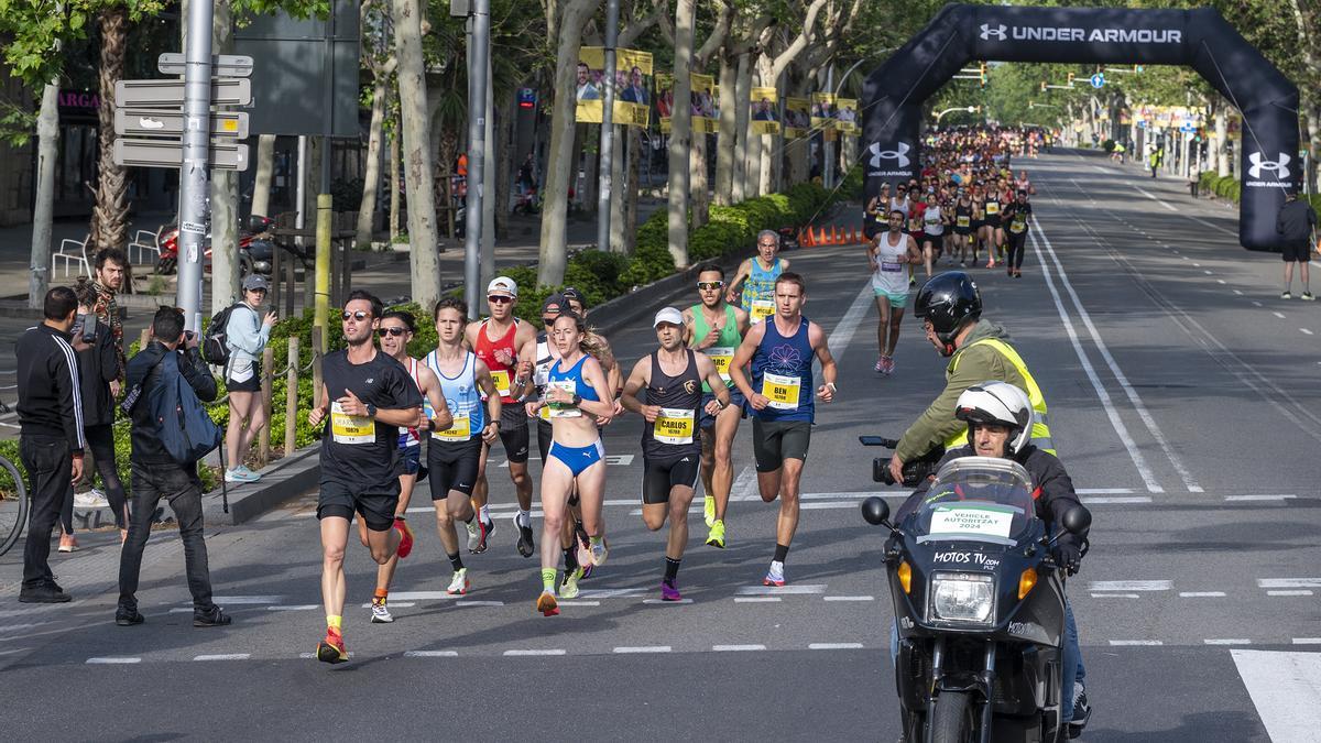 Los participantes recorren la Diagonal durante la 44 edición de la Cursa de El Corte Inglés.