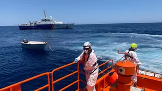 Salvamento Marítimo rescata a nueve migrantes en una patera a 40 millas de Alicante