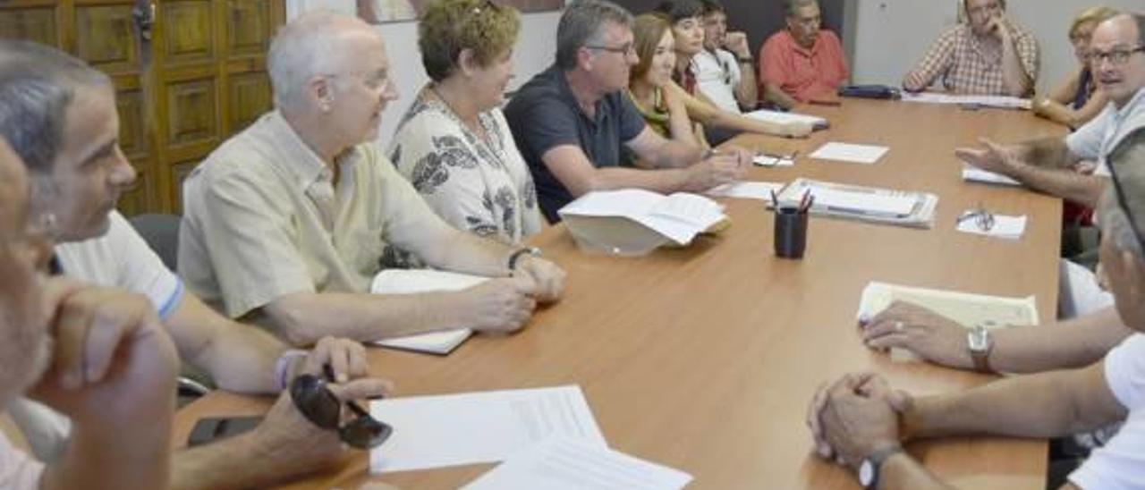 Un momento de la reunión entre gobierno y vecinos.