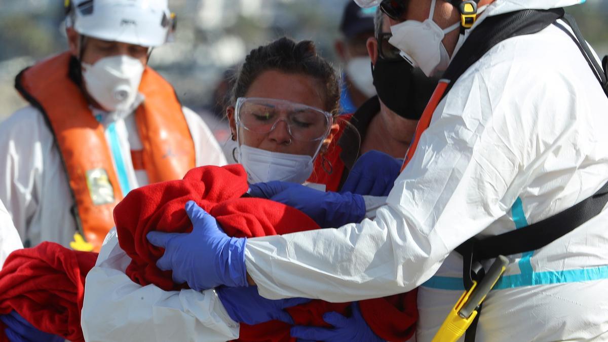 Los equipos de emergencia con el bebé recién nacido en la patera trasladada a Gran Canaria.