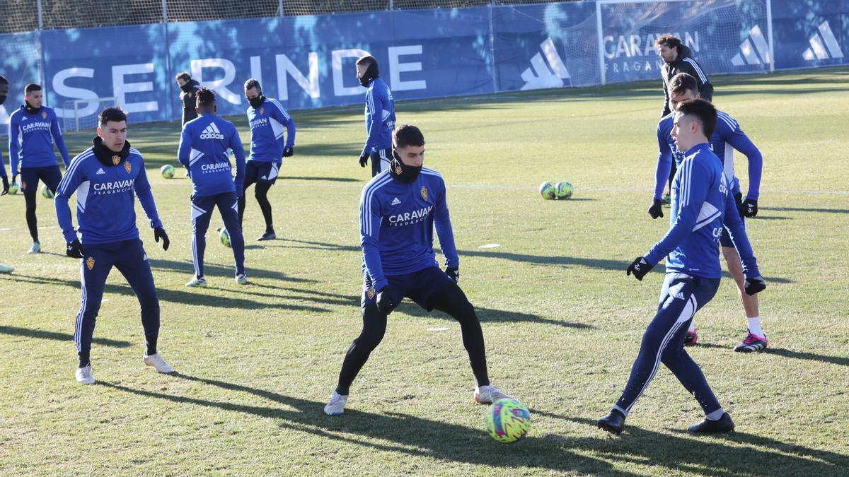 Bermejo golpea el balón delante de Marcos Luna y Alarcón este sábado.