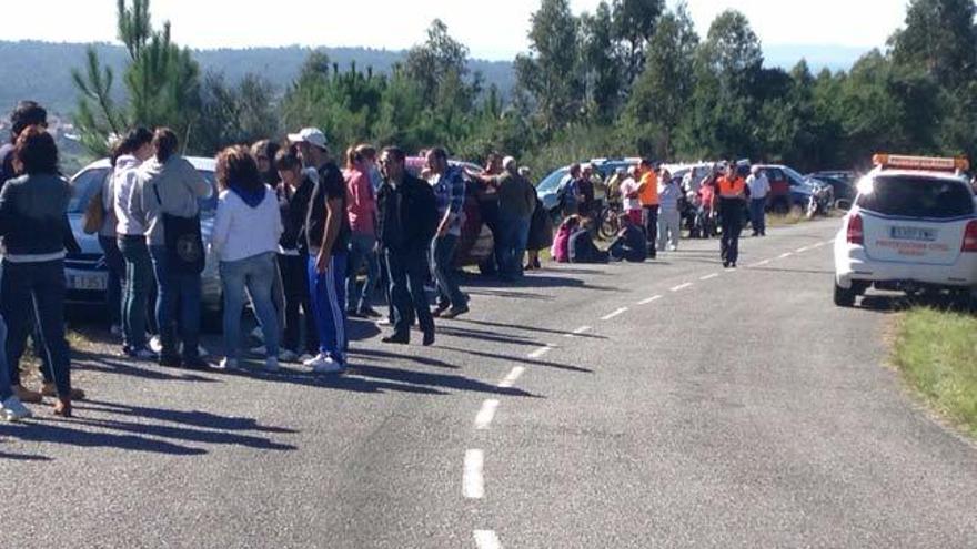 Doscientas personas participan en la búsqueda del joven desaparecido en Rianxo. // Noé Parga