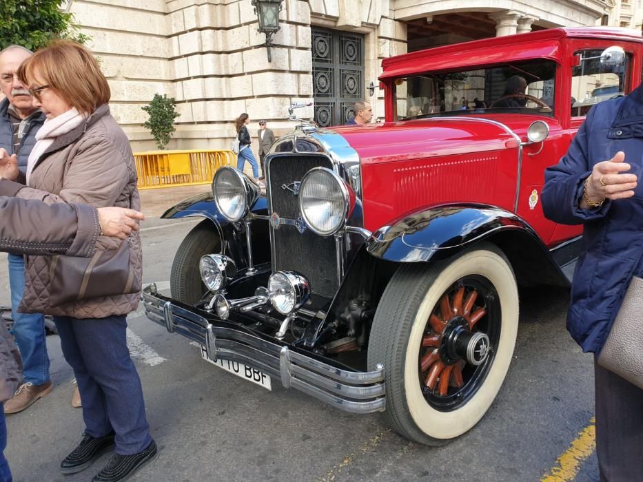 Ronda fallera de coches antiguos