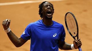 Monfils se viste de héroe ante Federer y deja la final empatada