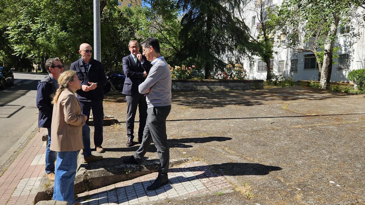 Mateos, Bazo y Ceballos en la zona del futuro aparcamiento en superficie.