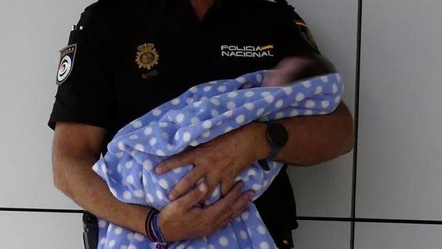 El agente que logró recuperar a la bebé.
