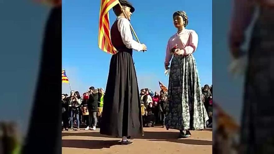 Els Gegants del Poble Nou de Manresa ballen davant la presó de Lledoners