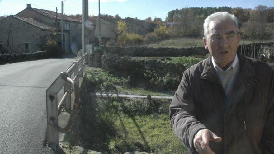 Jesús Lira del Río, alcalde del Ayuntamiento de Fonfría, al que pertenece Moveros, junto al viaducto de la localidad.